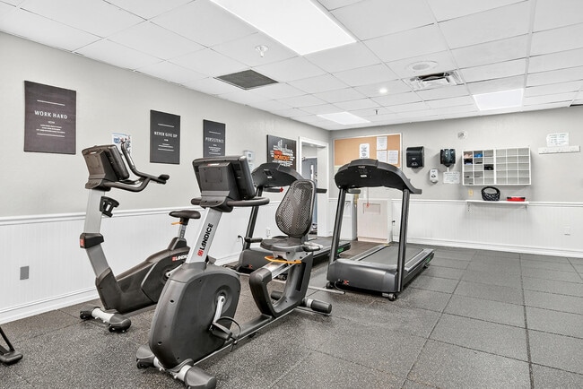 Building Photo - 5021 Oakhill Ln