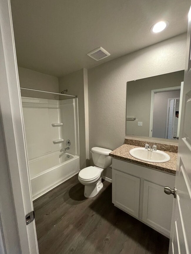 Building Photo - Don't Miss Out! | Spacious 4 Bed, 2.5 Bath Home with Loft & Privacy-Fenced Yard in Saint Hedwig