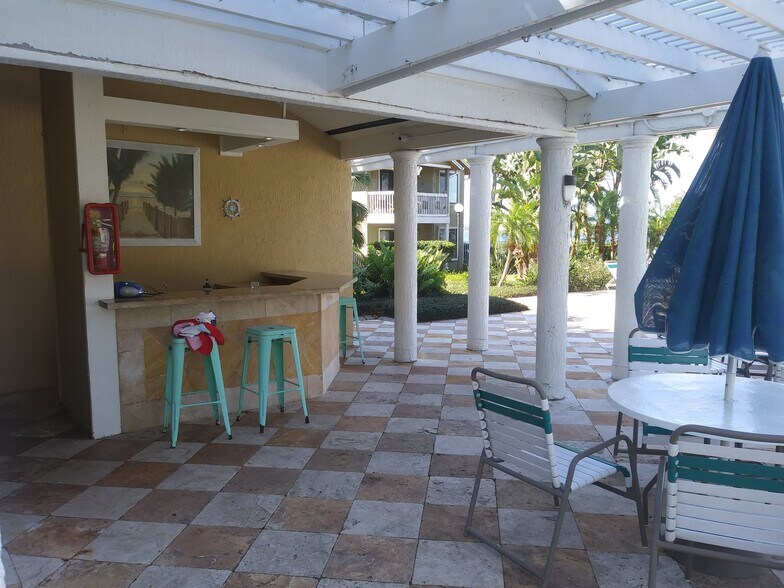 Building Photo - 225 S Tropical Trail