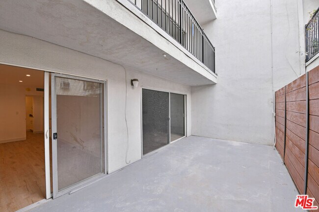 Building Photo - 136 S Palm Dr