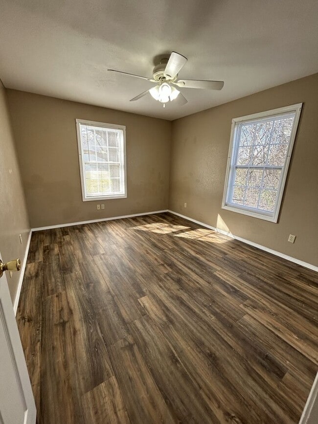 Building Photo - Very Nice 3BR/2BA Duplex on Dead End Street!