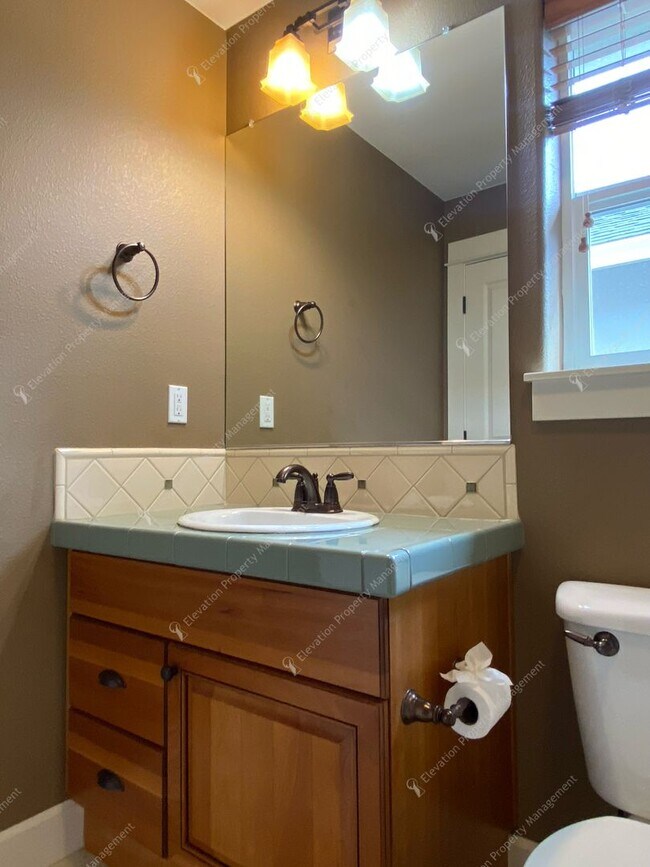 Building Photo - 3BR - 2.5 BA Charming Greenway Home in Lar...