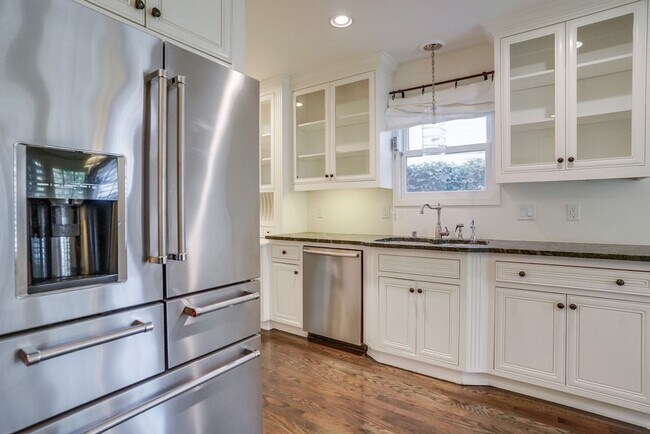 Building Photo - Beautiful 4 Bed/4 Bath Family Home w/pool - Upcoming and available at the end of April!