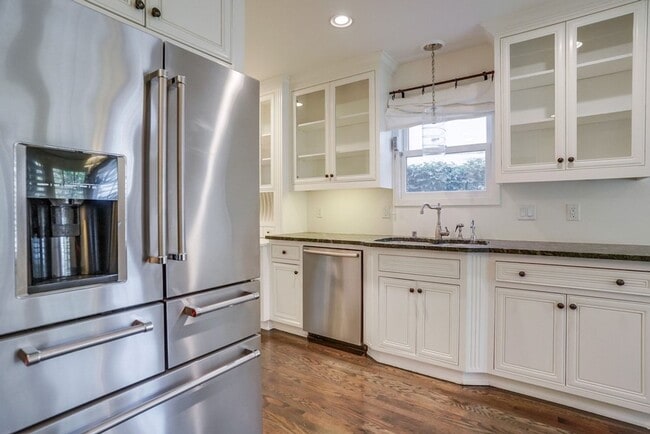 Building Photo - Beautiful 4 Bed/4 Bath Family Home w/pool - Upcoming and available in April!