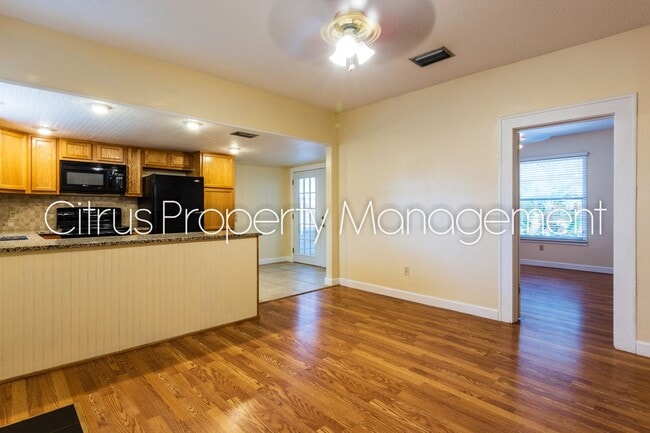 Building Photo - Charming Duplex in Mills 50 District