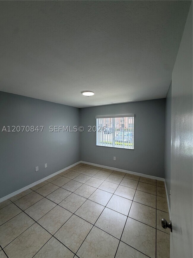 Building Photo - 1261 SE 27th St