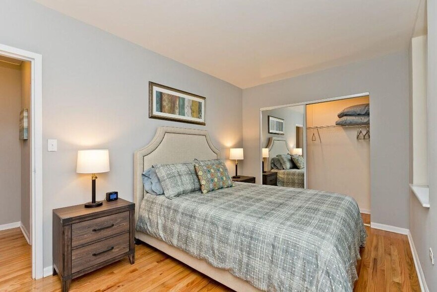 Building Photo - 4607 N Sheridan Rd