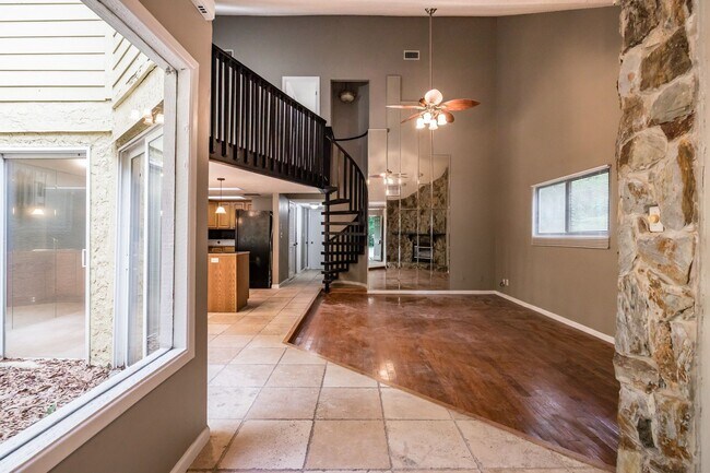 Building Photo - UPDATED PRICE! 3/2 Palm Harbor Townhouse