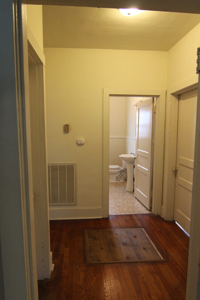 Building Photo - 2 Bedroom Home For Rent 1 Block From APSU!