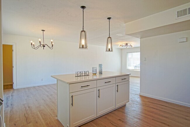 Building Photo - UPTOWN UPDATED 3/BD 2/BA 1/CG