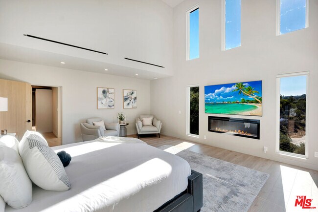 Building Photo - 7966 Mulholland Dr