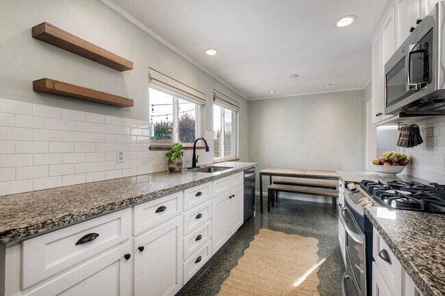 Building Photo - 3Bed/1Bath Charming Home in South Oceanside~ Moreno