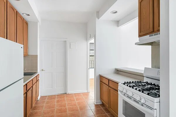 Building Photo - 865 Riverside Dr