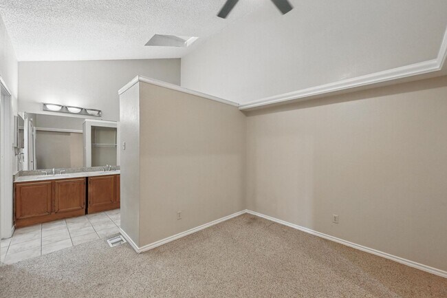 Building Photo - Beautiful 3 Bedroom Condo Overlooking The Canal!