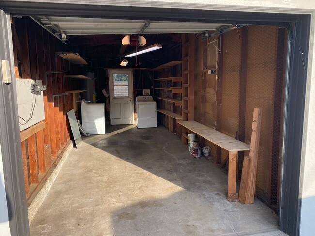 Building Photo - Top Floor 2-Bedroom Duplex in Fletcher Hills