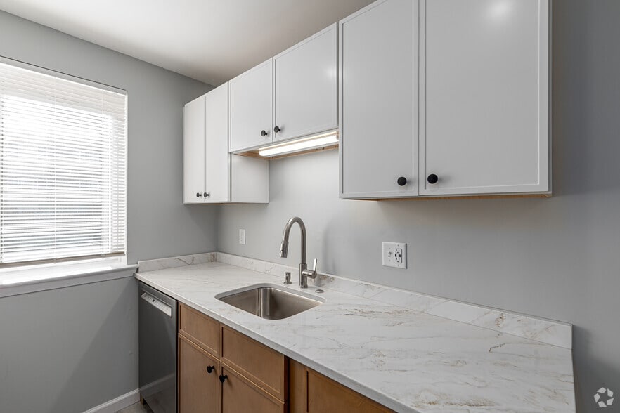 1BR, 1BA - Kitchen - New Country Club Estates