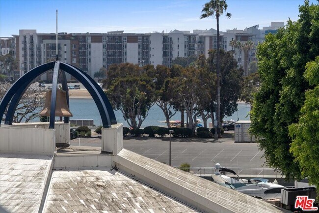 Building Photo - 4265 Marina City Dr