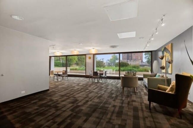 Building Photo - 4343 N Clarendon Ave