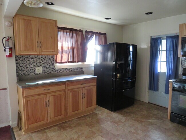 Building Photo - 2002 Cottage Ave