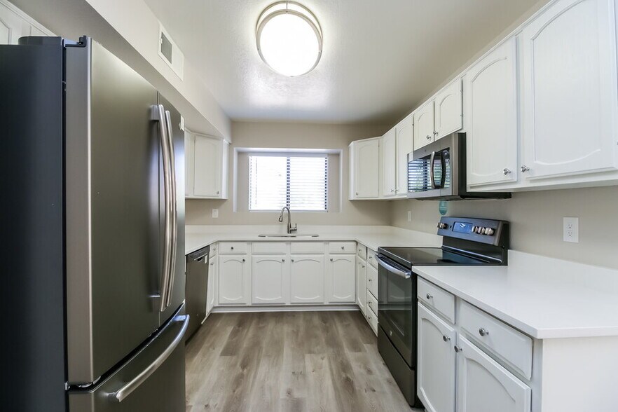 Building Photo - 4527 E Hampton Ave