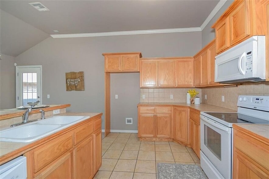 Building Photo - 913 Eagle Cliff Dr