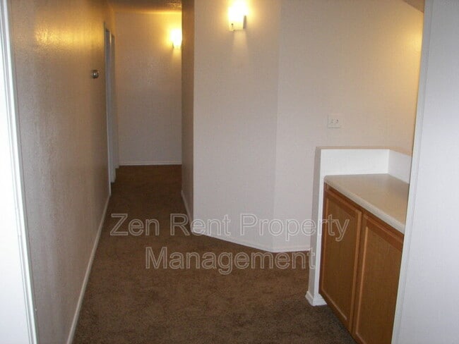 Building Photo - 1471 E Park Ave