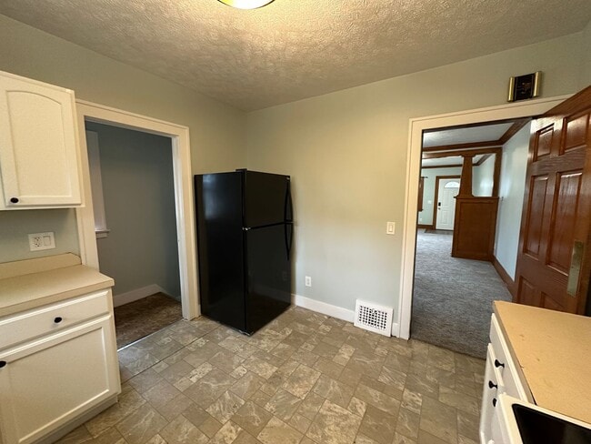 Building Photo - Move in Special - $500 off November rent -...