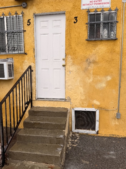 Building Photo - 1820 W 11th St