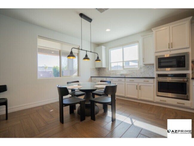 Building Photo - Elegant 4/3.5 Glendale House with Fire Pit &amp; Patio!