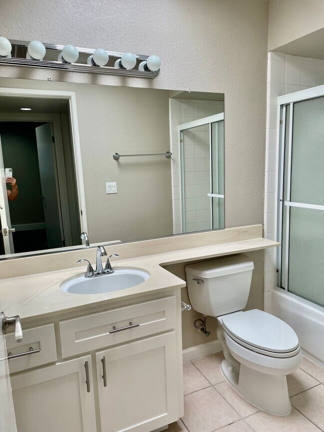 Building Photo - LARKSPUR 2431-2433