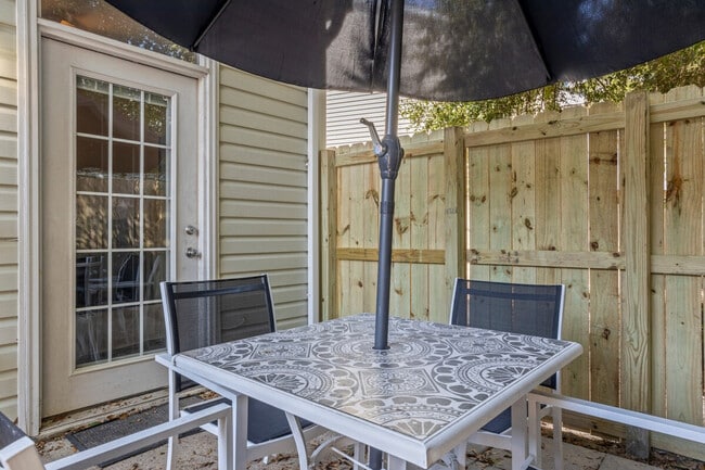 Building Photo - 241 Cowan Rd