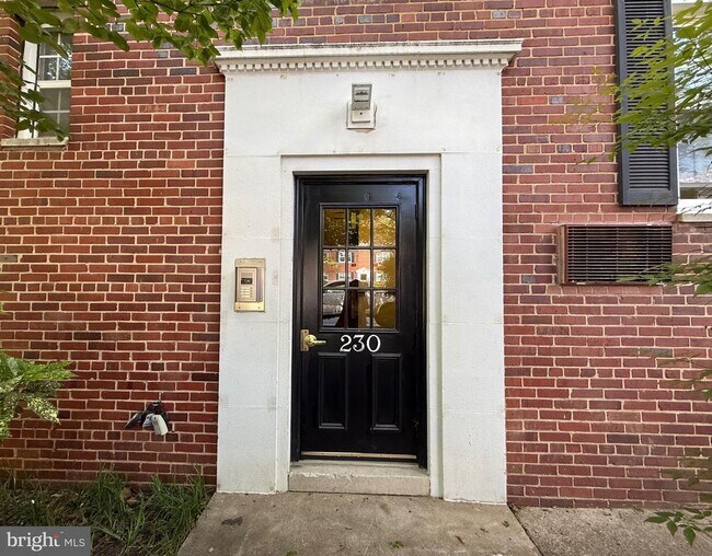 Building Photo - 230 N George Mason Dr