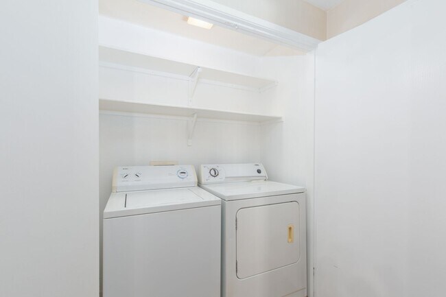Building Photo - Adorable 1 Bedroom Condo on the First Floor