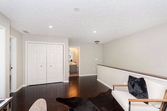 Building Photo - Beautiful Updated 2 Bed 2 1/2 Bath Condo i...