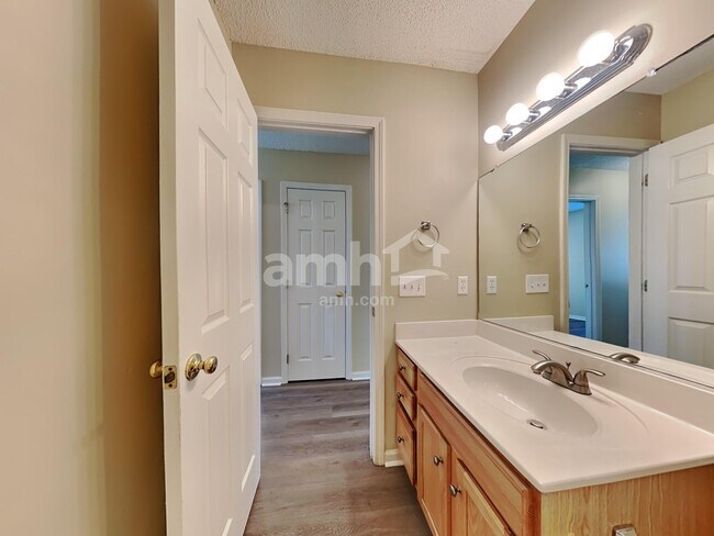 Building Photo - 112 Larkspur Dr