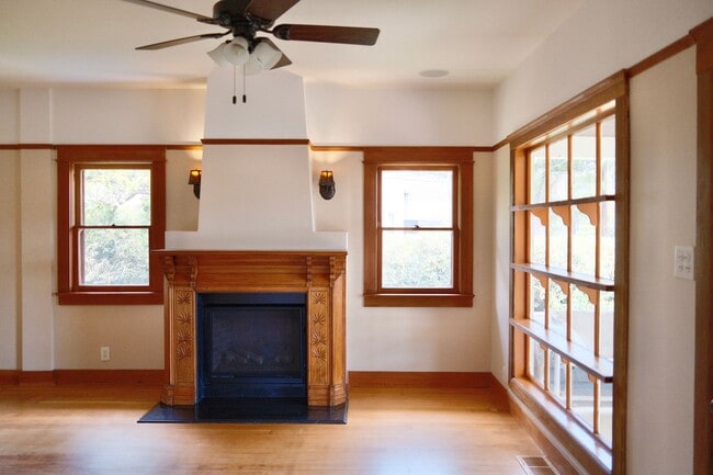 Building Photo - 6433 Crescent St