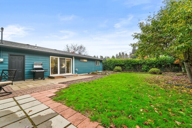 Building Photo - Beautifully updated 3 bedroom, 1 bath house in Eugene!