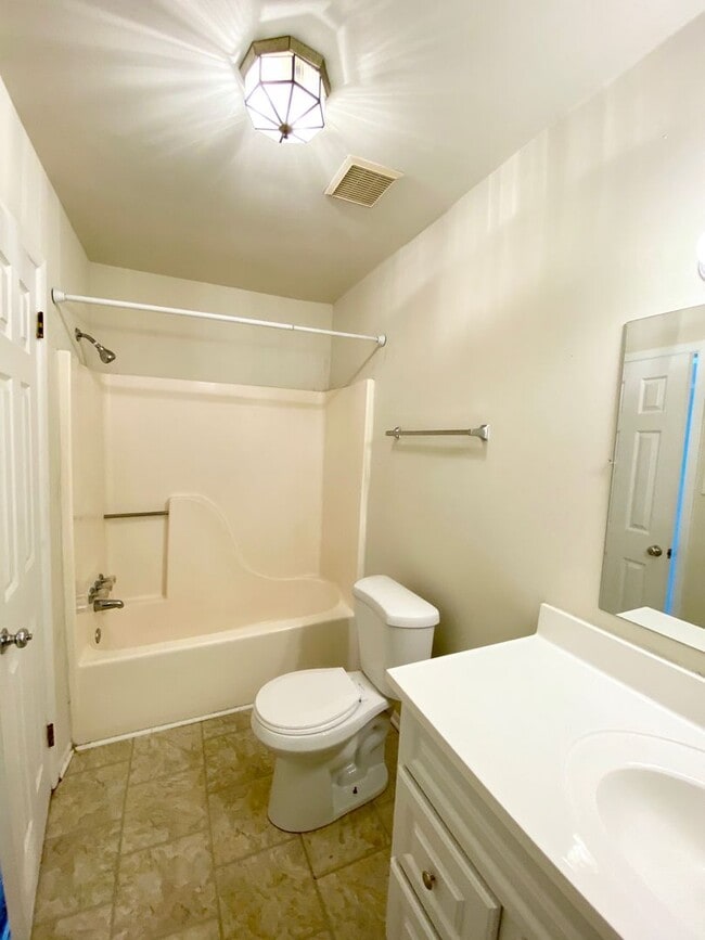 Building Photo - Cute 3BD/1.5BA Twin in Pottsgrove SD!