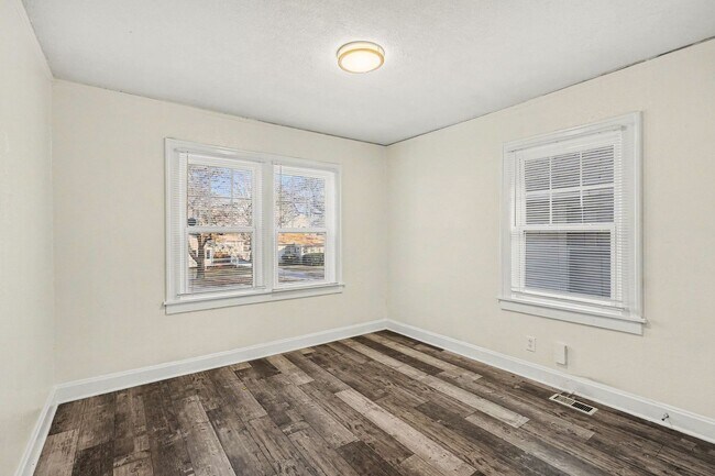 Building Photo - Beautiful 2 Bedroom 1 Bathroom house in Kansas City!