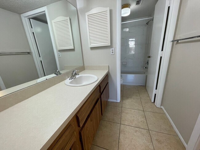 Building Photo - ANNUAL RENTAL - 1 BED / 1 BATH AT LAKEWOOD