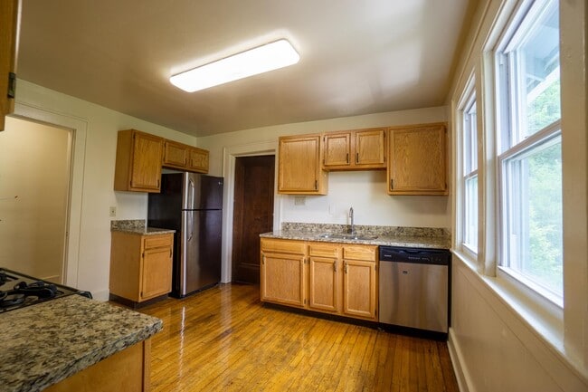 Building Photo - 3 Bed|1 Bath Apartment in Westcott Neighbo...