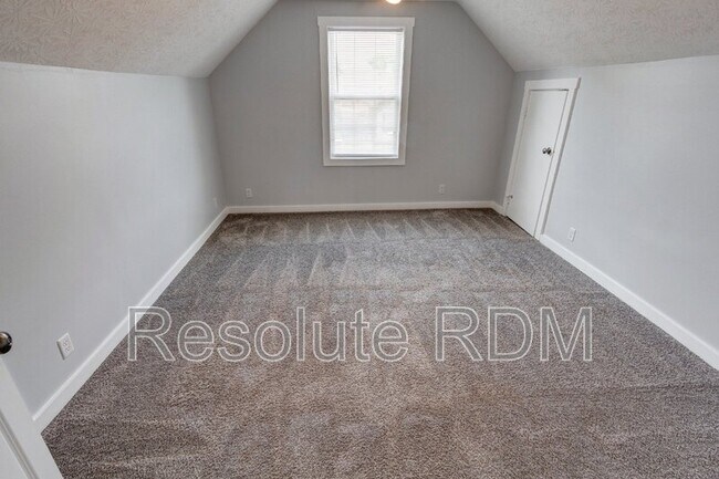 Building Photo - 743 Cottage Ave
