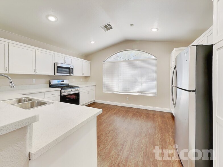 Building Photo - 710 Wolf Lake Ave