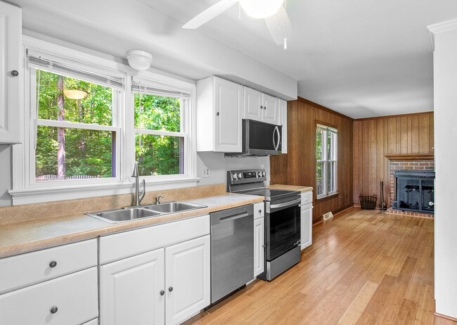 Building Photo - $2,500 / 3 br / 3 ba / 1,750 sqft