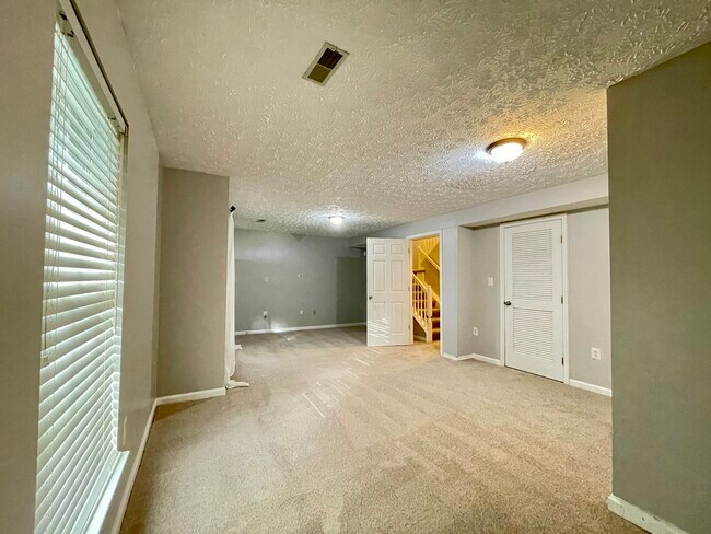 Building Photo - 8308 Lyndhurst St