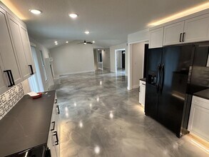 Building Photo - 5 Bed 4 Bath Home fenced yard