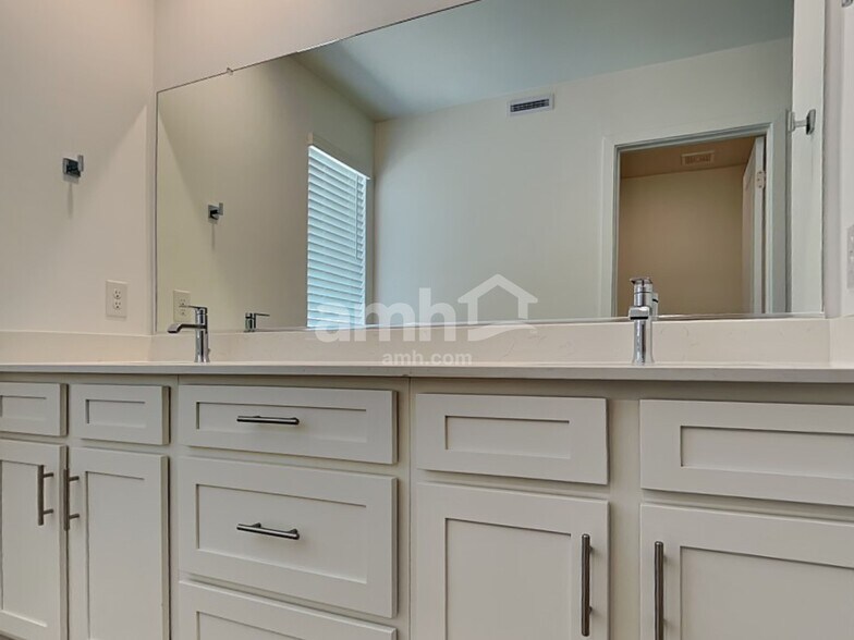 Building Photo - 9700 Harkes Dr