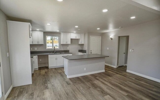 Building Photo - Newly updated 4 bedroom Home