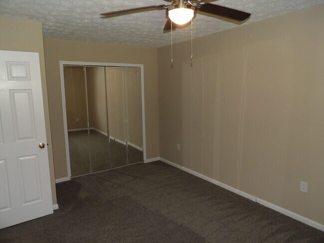 Building Photo - 248 Meadowview Dr
