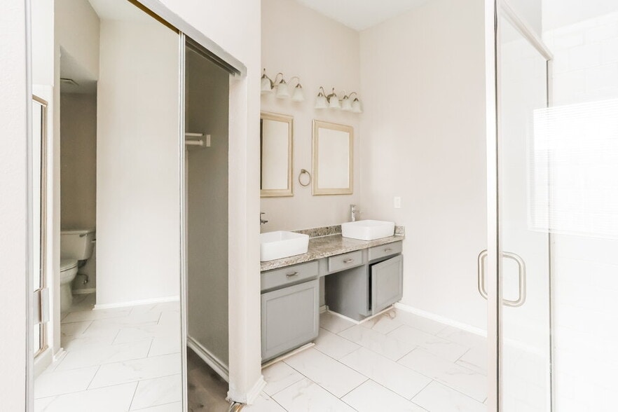 Building Photo - 2221 Collier Ct